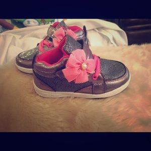 Tenis de niña gris con rosa